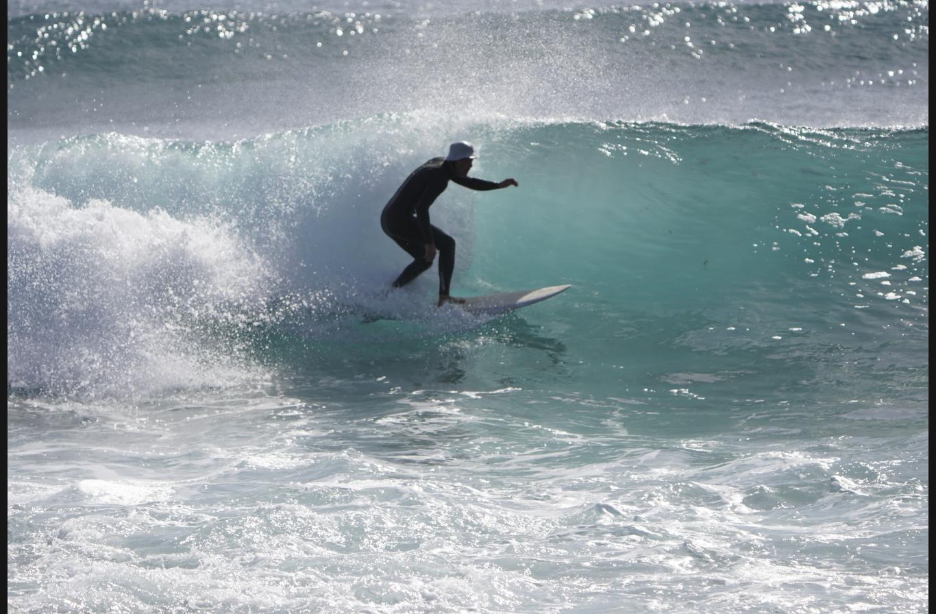 Andrey, dyrektor generalny Red Star Surf, w skręcie na La Hedionda, Lanzarote