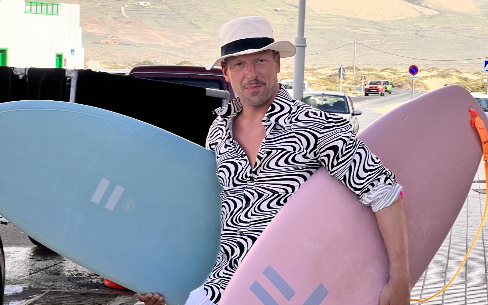 Wybór między dwiema deskami surfingowymi na plaży Famara, Lanzarote