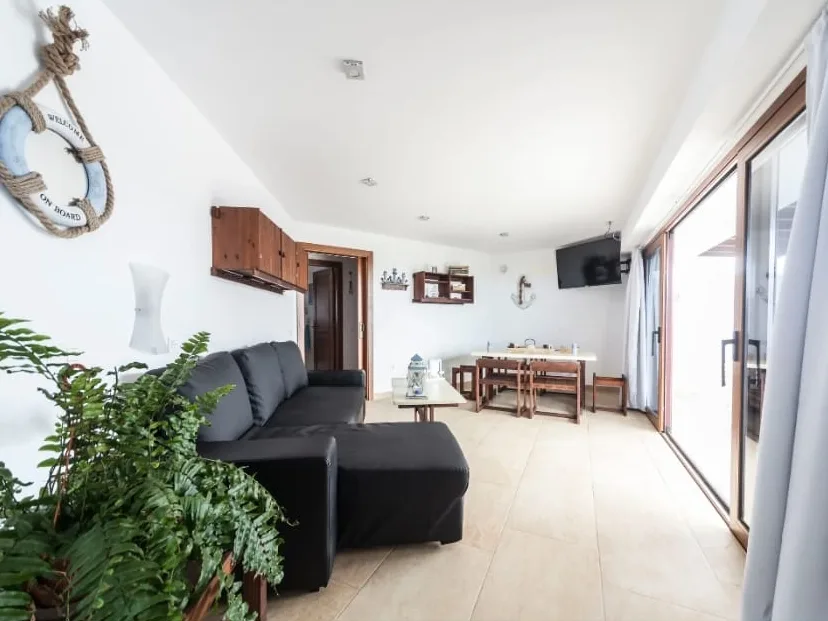 Salon bungalowu na osiedlu Playa Famara