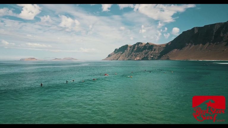 Widok z lotu ptaka na surferów na line-upie pod klifami Famary, Lanzarote