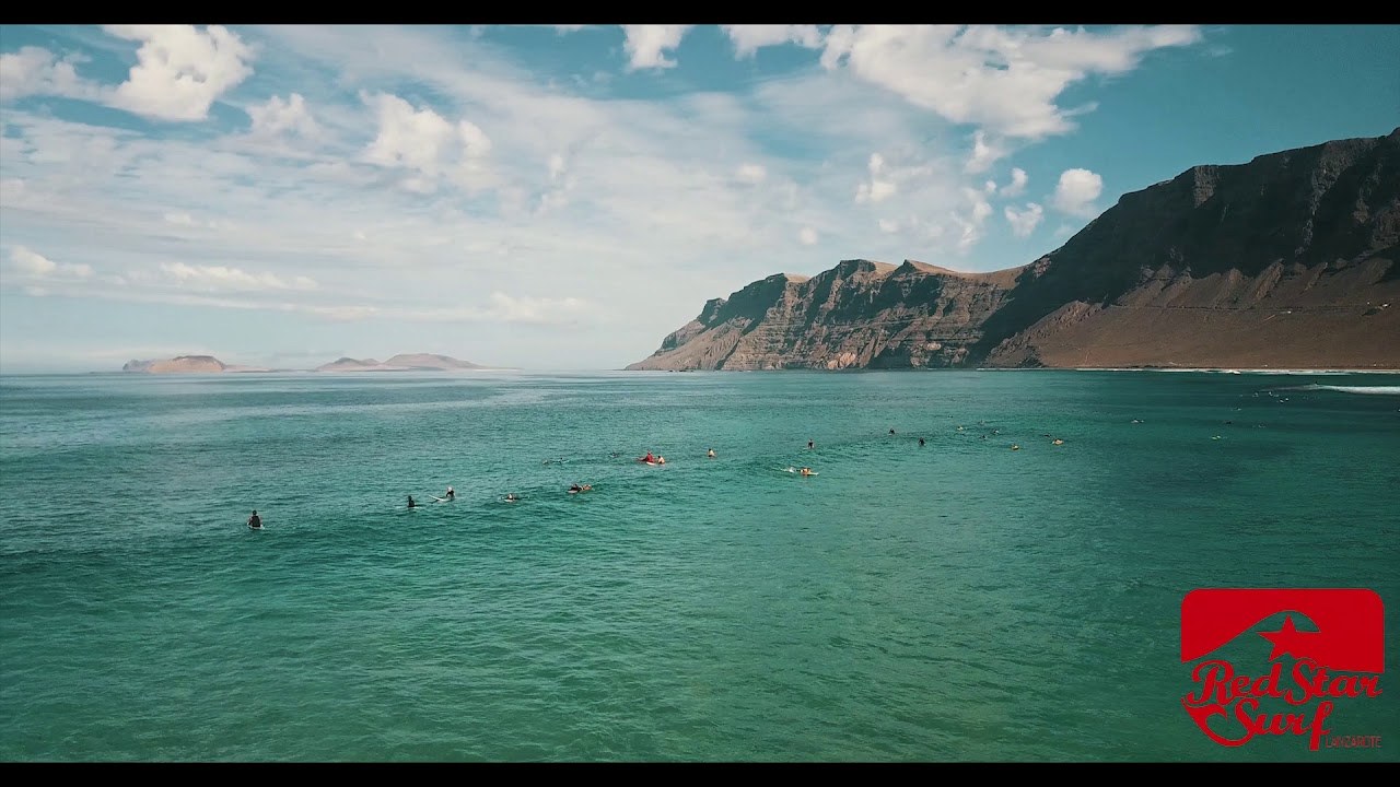 Widok z lotu ptaka na surferów na line-upie pod klifami Famary, Lanzarote