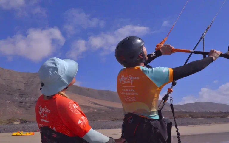 Sprzęt kitesurfingowy do wypożyczenia rozłożony na plaży Famara, Lanzarote