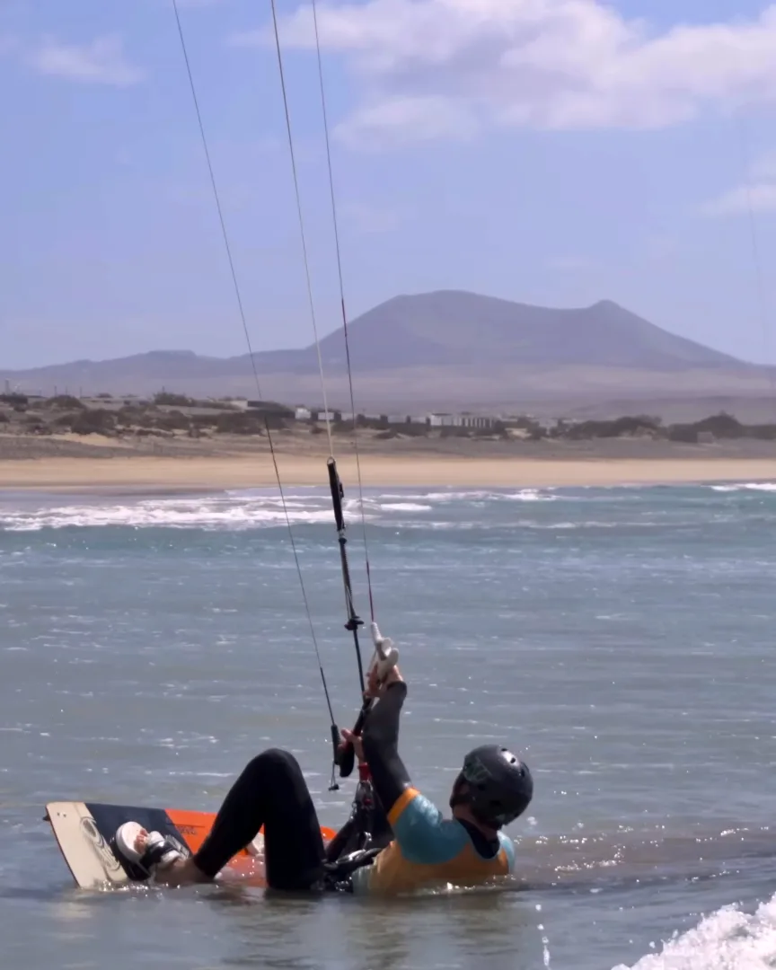 Kitesurfer in acqua sulla spiaggia di Famara, Lanzarote