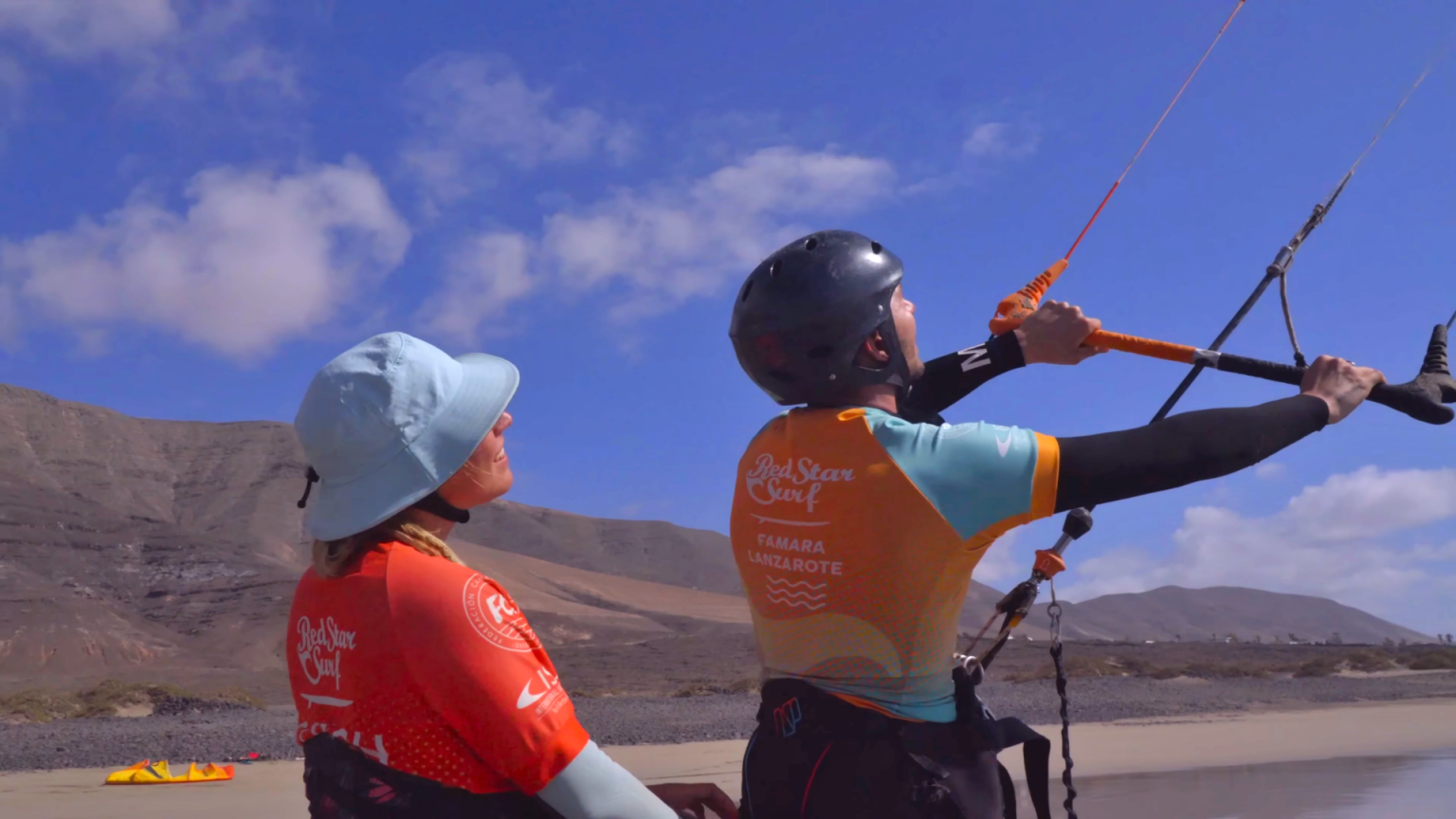 Instruktor objaśnia bar kursantowi kitesurfingu w Famarze