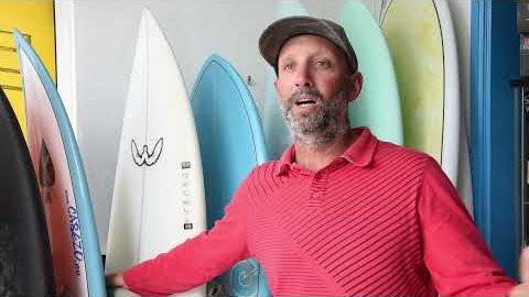 Lucho, instruktor surfingu w Red Star Surf, w sklepie w Famarze