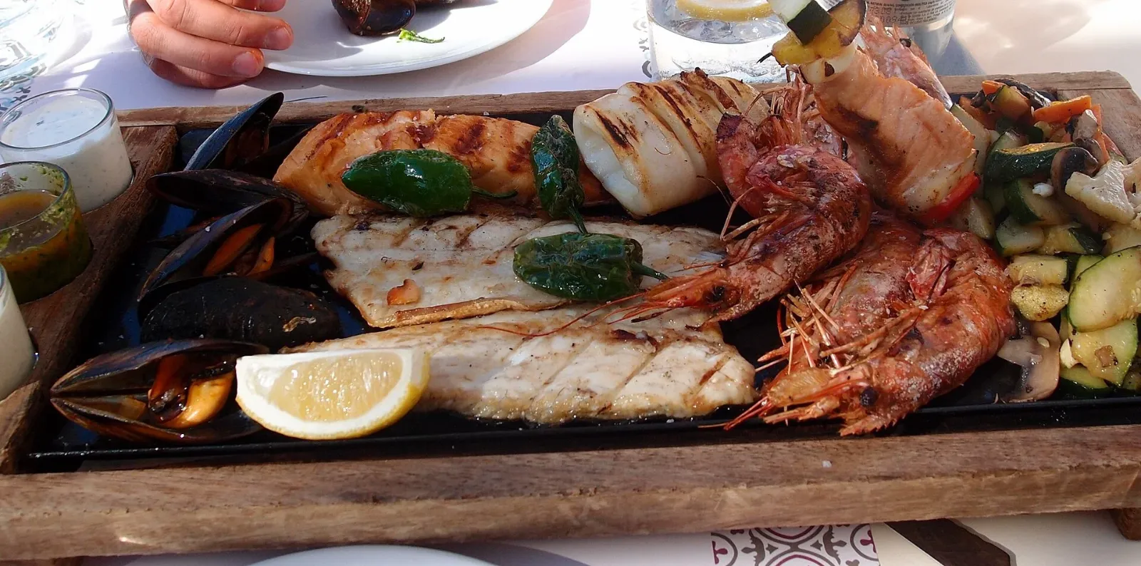Grillowane ryby i owoce morza — typowe jedzenie na Lanzarote