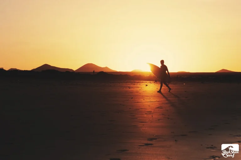 Zachód słońca po surfingu na plaży Famara, Caleta de Famara, Lanzarote