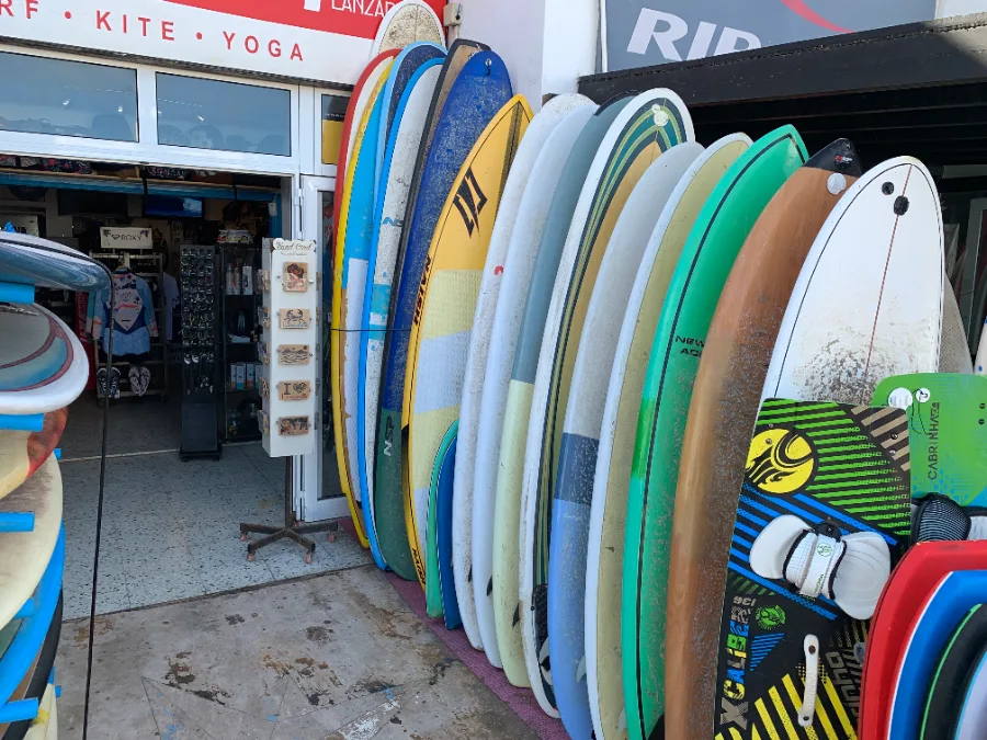 Stěna s půjčovními surfy před obchodem Red Star Surf v Caleta de Famara