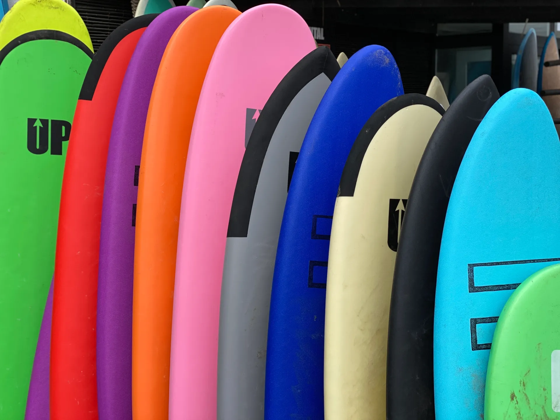 Surfy z půjčovny seřazené u obchodu Red Star Surf ve Famaře, Lanzarote
