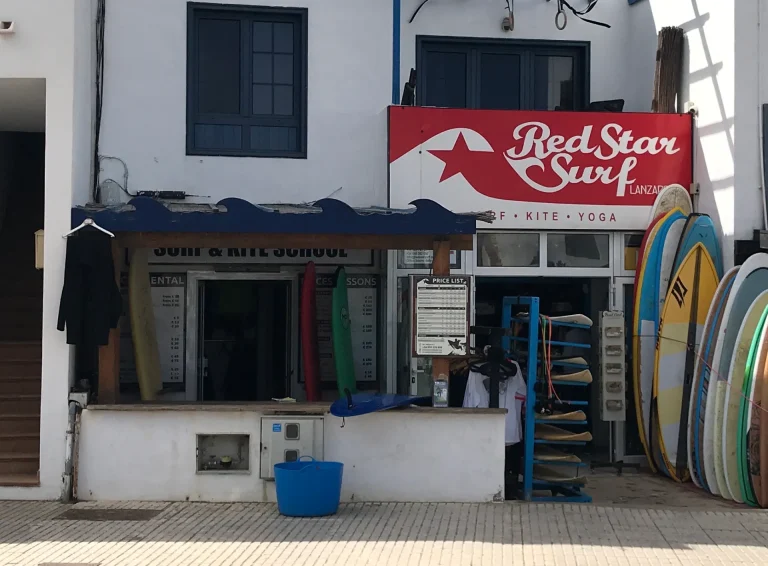 Front sklepu Red Star Surf przy Avenida del Marinero, Caleta de Famara
