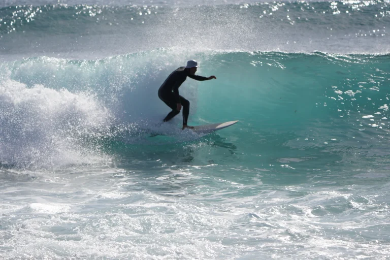 Surfař na shortboardu projíždí obratem na reef breaku na Lanzarote