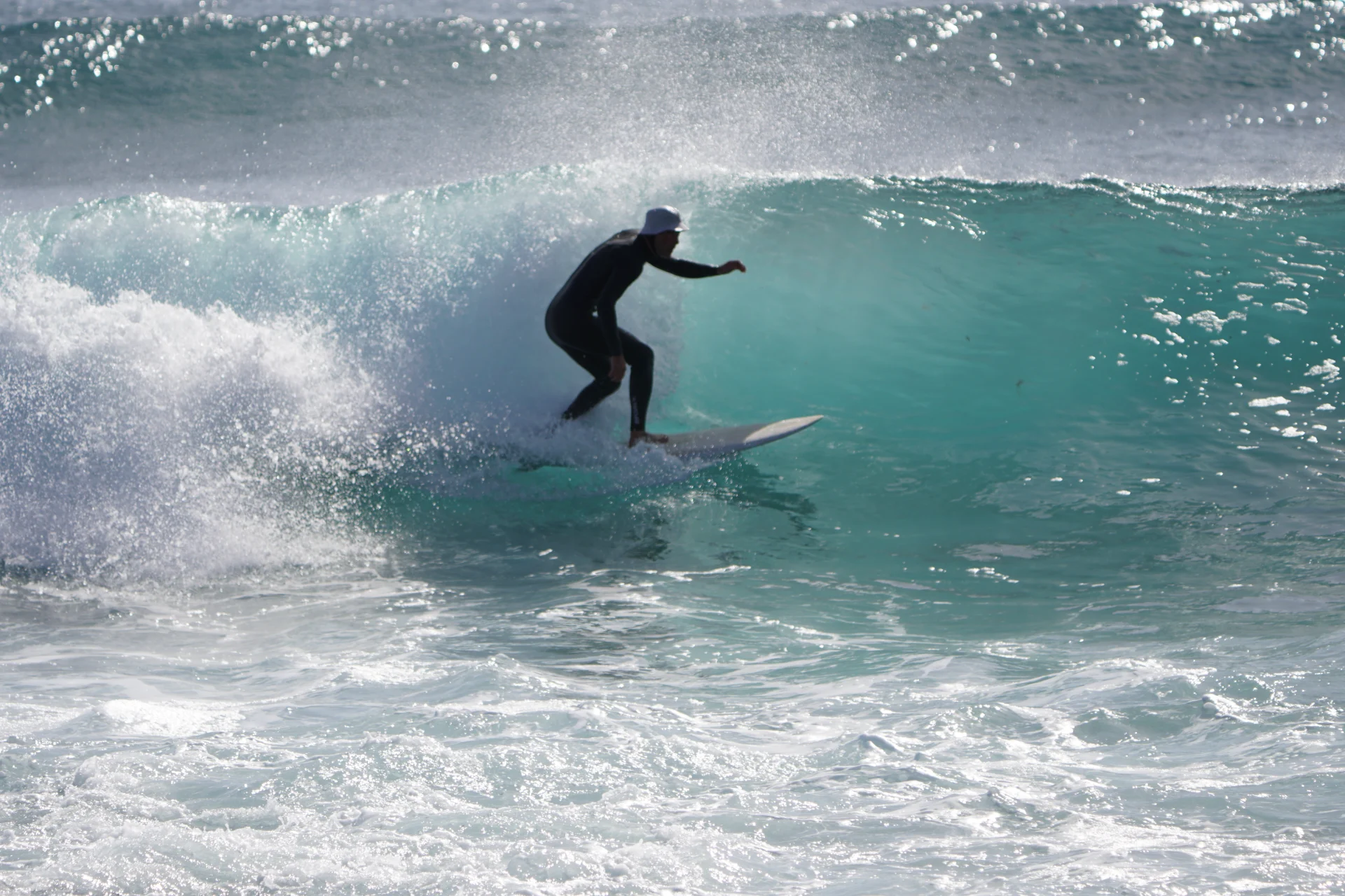 Surfař na shortboardu projíždí obratem na reef breaku na Lanzarote