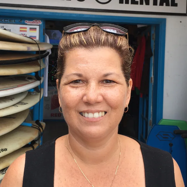 Fara, administrativa v Red Star Surf v Caleta de Famara