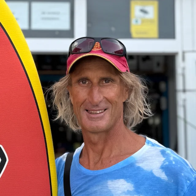 Gerry, instruktor surfu a předpovídač párty v Red Star Surf v Caleta de Famara