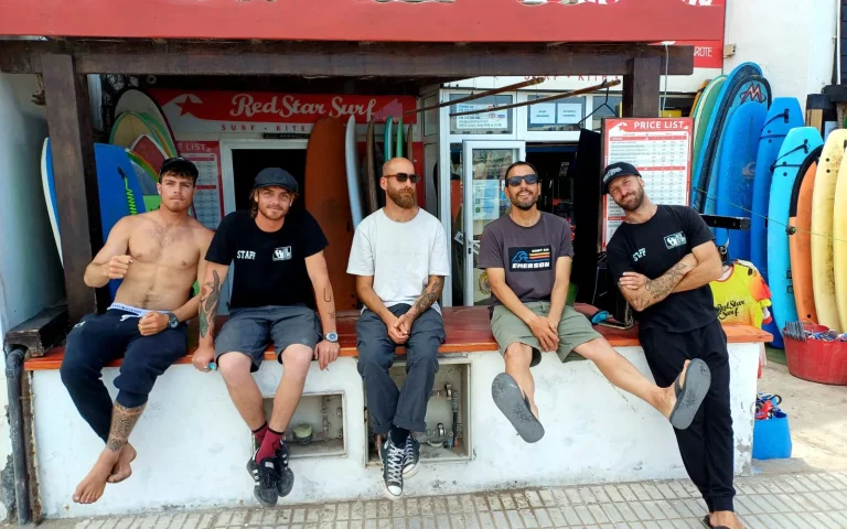Zespół Red Star Surf razem na plaży w Caleta de Famara, Lanzarote
