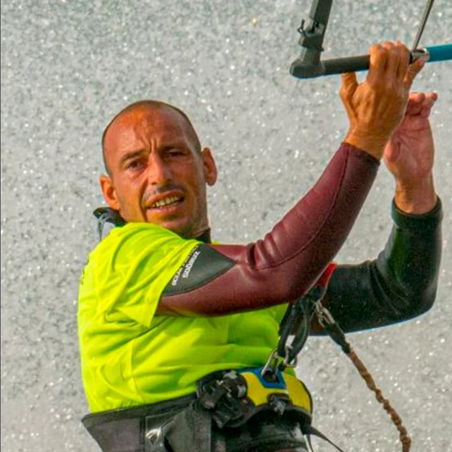 Marco, instruktor kitesurfingu v Red Star Surf ve Famaře