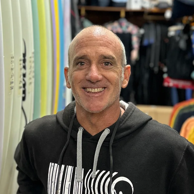 Santi, vedoucí surf shopu Red Star Surf v Caleta de Famara