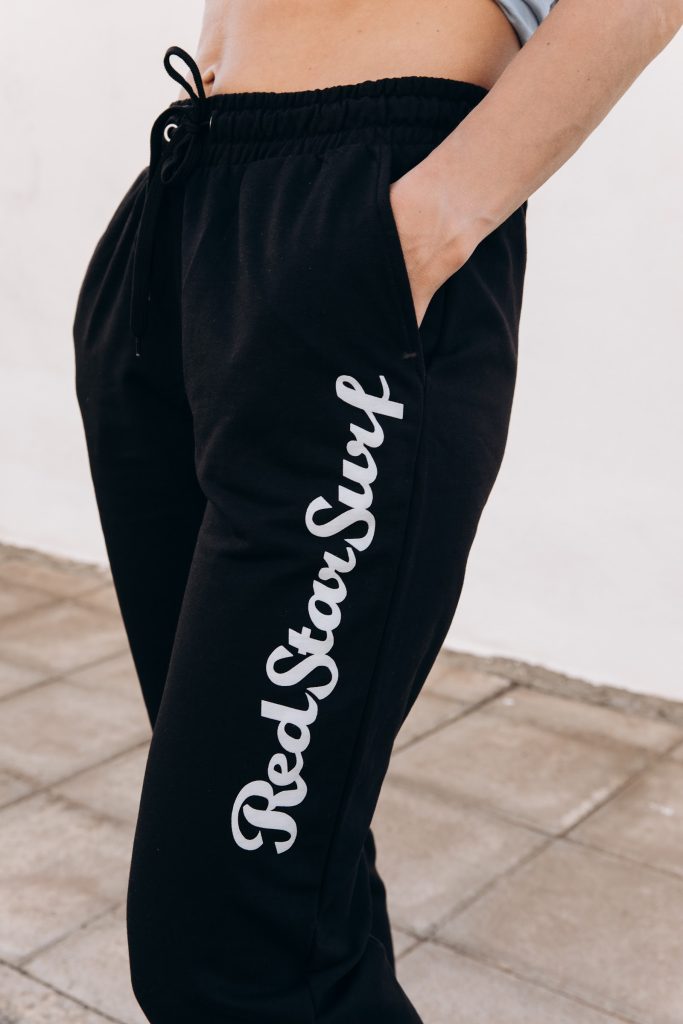 Czarne joggery Red Star Surf z odręcznym logo, zbliżenie
