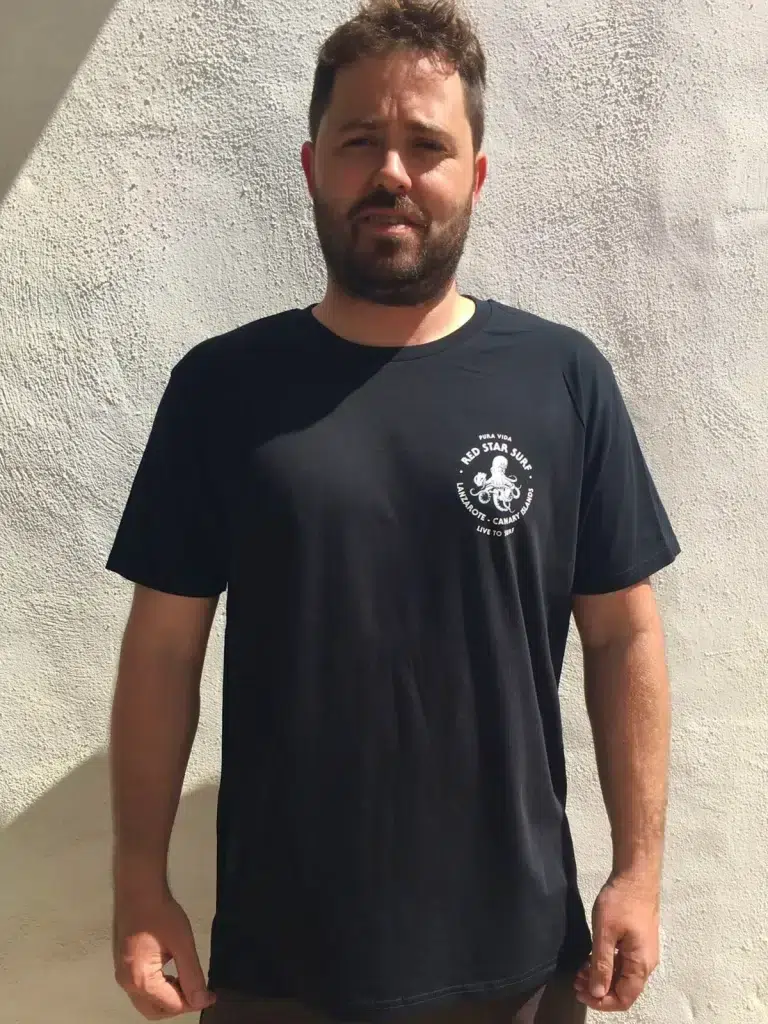 Diego w czarnej koszulce Red Star Surf z małą ośmiornicą